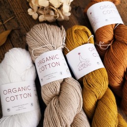 Minimal white satin label. Perfect to highlight the color range of your skeins.